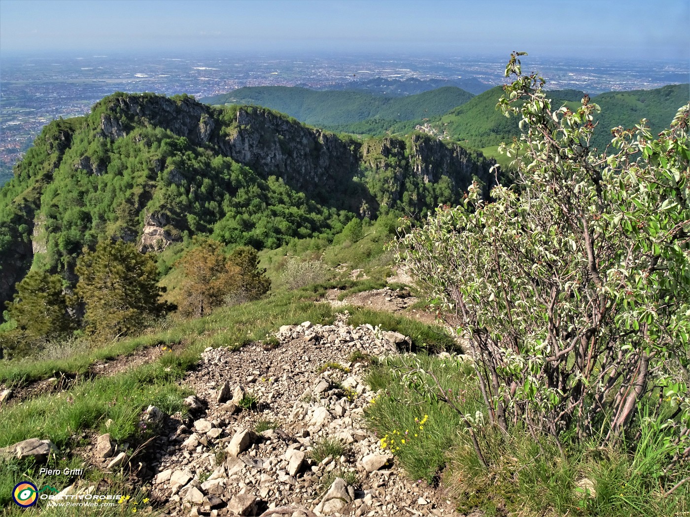 45 Ed ora scendo per poi salire in Filaressa.JPG